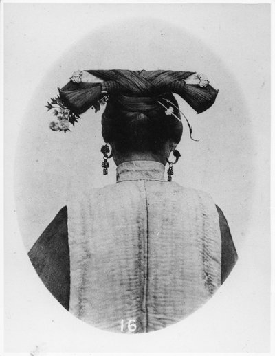 Rückansicht der Frisur einer verheirateten Manchu-Matrone, ca. 1867-72 von John Thomson