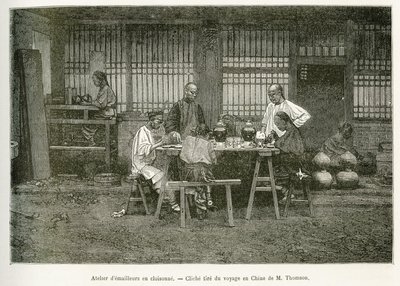 Die Handwerker einer Cloisonné-Werkstatt in Peking. Gravur nach einem Foto von M. Thomson, um die Reise nach Peking und Nordchina von T. Choutze in 1873 zu illustrieren, veröffentlicht in "Le tour du monde" 1876, herausgegeben von Edouard Charton, Hachette von John Thomson