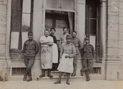 Album "Meine Weltkriegs-Erinnerungen Südwestfront (Kärnten, Italien, Südtirol) 31/03/1915-12/11/1918 - Josef Zohles Wien": Gruppenporträt vor... (s/w Foto) von Josef Zohles