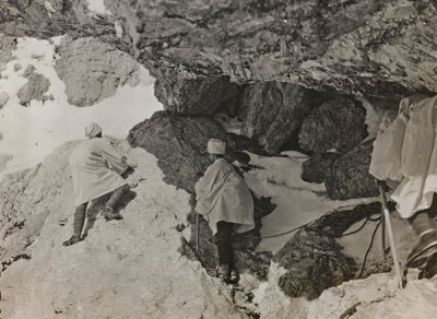 Album "Meine Weltkriegs-Erinnerungen Südwestfront (Kärnten, Italien, Südtirol) 31/03/1915-12/11/1918 - Josef Zohles Wien": Militärbunker in den Bergen (s/w Foto) von Josef Zohles