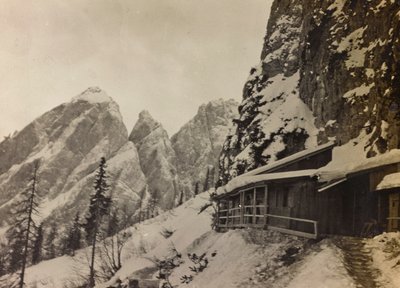 Album "Meine Weltkriegs-Erinnerungen Südwestfront (Kärnten, Italien, Südtirol) 31/03/1915-12/11/1918 - Josef Zohles Wien": Militärbaracken in den Alpen (s/w Foto) von Josef Zohles