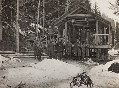 Album "Meine Weltkriegs-Erinnerungen Südwestfront (Kärnten, Italien, Südtirol) 31.03.1915-12.11.1918 - Josef Zohles Wien": Soldaten vor einem Kabel (s/w Foto) von Josef Zohles
