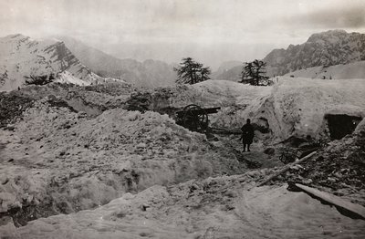 Album "Meine Weltkriegs-Erinnerungen Südwestfront (Kärnten, Italien, Südtirol) 31/03/1915-12/11/1918 - Josef Zohles Wien": Schützengräben im Schnee der von Josef Zohles