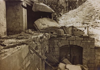 Album "Meine Weltkriegs-Erinnerungen Südwestfront (Kärnten, Italien, Südtirol) 31.03.1915-12.11.1918 - Josef Zohles Wien": Trümmer einer Fabrik von Josef Zohles