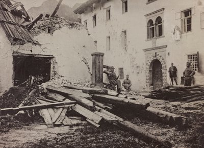 Album "Meine weltkriegs - Erinnerungen Südwestfront (Kärnten, Italien, Südtirol) 31/03/1915-12/11/1918 - Josef Zohles Wien": Soldaten und Trümmer in Valb von Josef Zohles