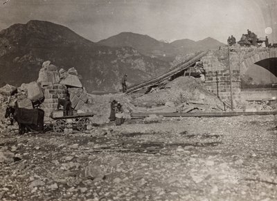 Album "Meine weltkriegs - Erinnerungen Südwestfront (Kärnten, Italien, Südtirol) 31/03/1915-12/11/1918 - Josef Zohles Wien": Trümmer einer Brücke von Josef Zohles