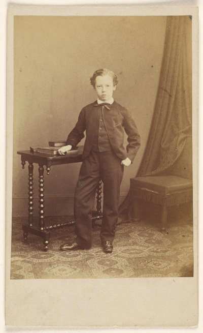 [Unidentifizierter kleiner Junge im Anzug an einem Tisch mit Büchern] von Joseph Brown