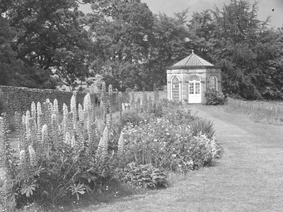 Gartenhaus oder Folly im Garten mit Rasen und Blumenbeeten von Joseph Hardman