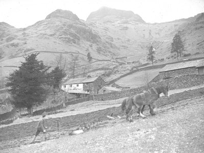 Zwei Pferde pflügen mit einem Landarbeiter von Joseph Hardman