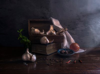 Rustikaler Knoblauch Stillleben von Judy Tseng