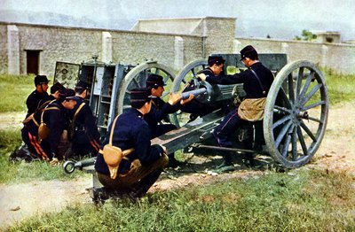 Französische Soldaten mit einem Mörser im Einsatz während der Schlacht an der Marne östlich von Paris, September 1914 von Jules Gervais Courtellemont