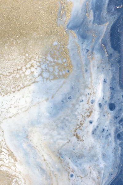 Wirbelnde Blau- und Goldmuster ähneln einer kosmischen Landschaft von Julia Contacessi