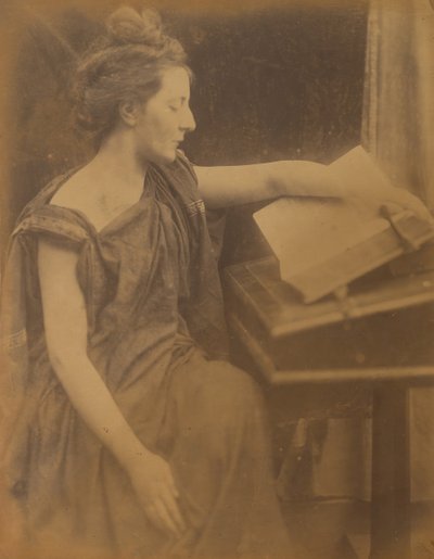 [Frau in Roben liest ein Buch], 1870 von Julia Margaret Cameron