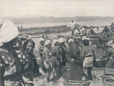 Tai-no-ura - Fischerboote, Männer und Frauen mit Netzen und Körben, um 1900 von Julian Leonard Street