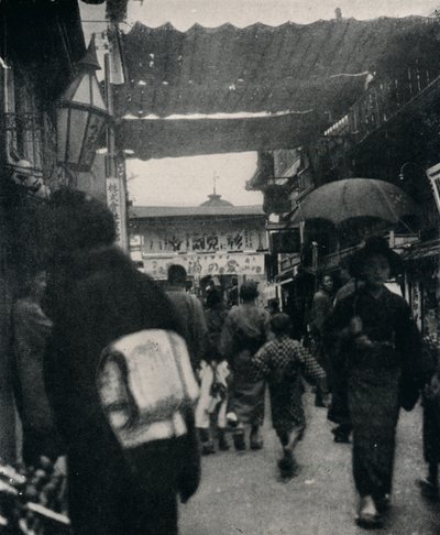Die Theaterstraße in Kyoto ist eine der interessantesten Straßen der Welt, ca. 1900, 1921 von Julian Leonard Street
