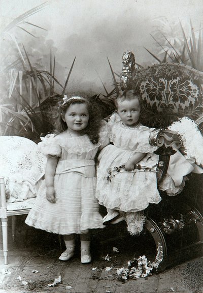 Großfürstinnen Olga Nikolajewna und Tatjana Nikolajewna von Russland, spätes 19. Jahrhundert von K. von Hahn