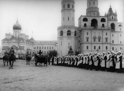 Zar Nikolaus II. inspiziert die Parade der Schüler von Moskau im Kreml, Russland, 1912 von K. von Hahn