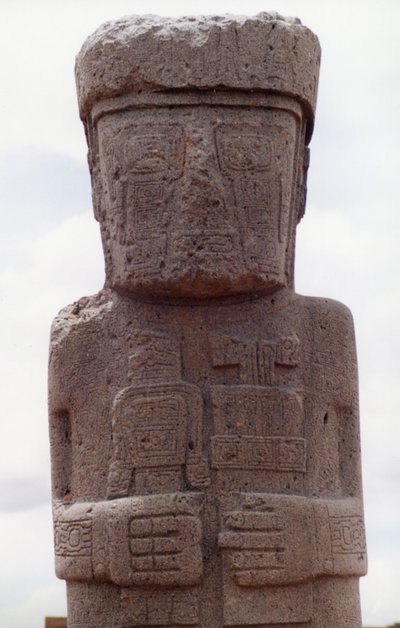 Stehender Ponce-Monolith in Kalasasay von Katie Attenborough