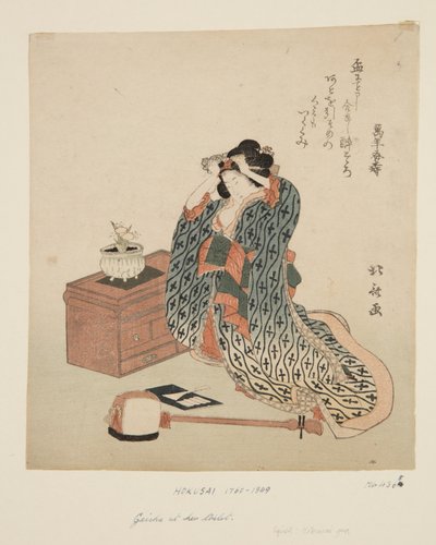 Shamisen-Spielerin richtet ihr Haar von Katsushika Hokusai