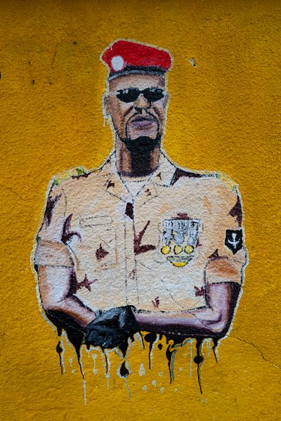Straßenkunstporträt von Mamadi Doumbouya, Conakry, 2019 von Alec Hunter