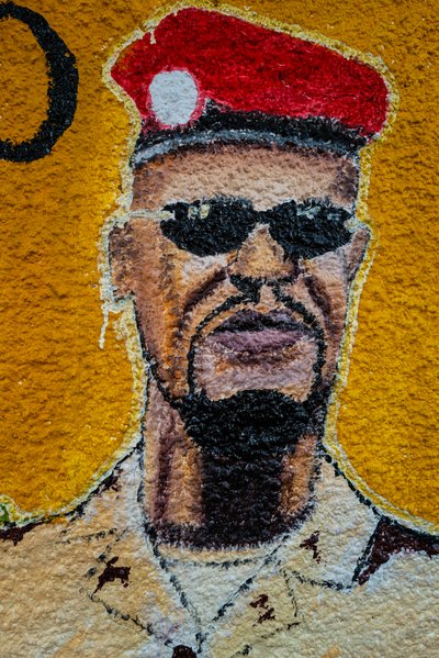 Street Art Porträt von Mamadi Doumbouya, Conakry, 2019 von Alec Hunter