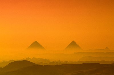 Ägypten; Altes Reich; Gizeh-Plateau; Pyramiden von Gizeh; Cheops; Chephren; Mykerinos von Kenneth Garrett