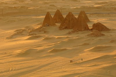 Gebel Barkal, Tempelkomplex, Pharao Taharka, Mut-Tempel, B300, Stadt Kareima, Nilfluss..., 2007 (Foto) von Kenneth Garrett