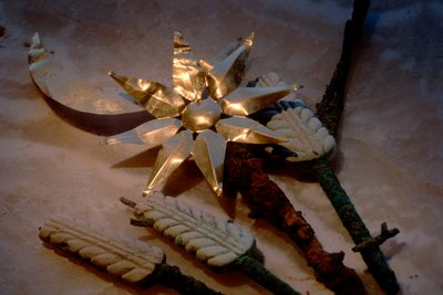 Goldene Sonne und Mond mit Weizenstängeln, Artefakte, Oxus-Zivilisation; Turkmenistan; Gonor Depe Fundstätte, 2004 (Foto) von Kenneth Garrett