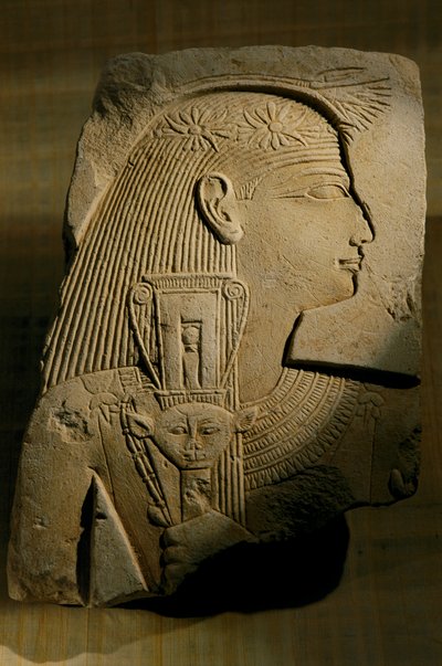 Kalksteinrelief einer Frau mit Sistrum, einem Musikinstrument, Neues Reich, 2002 von Kenneth Garrett