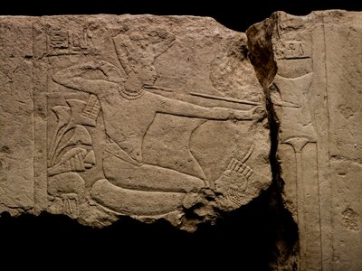 Kalkstein aus Sakkara, Feinde erschlagend: 18. Dynastie; Neues Reich; Ägypten; Tutanchamun, 2009 (Foto) von Kenneth Garrett