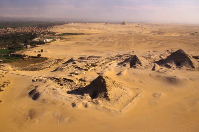 Altes Reich; Luftaufnahme der Abusir-Pyramiden mit den Saqqara-Pyramiden in der Ferne; Ägypten von Kenneth Garrett