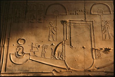 Relief der Barke aus dem Tempel von Sethos I, Abydos, Ägypten von Kenneth Garrett