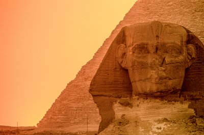 Sonnenuntergang auf dem Gizeh-Plateau und den Pyramiden, Ägypten, Altes Reich, Sphinx von Kenneth Garrett