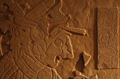 Tempel 21 Thronbank, Schnitzerei von König Akhal Mo Nab, Palenque, Mexiko, 2005 (Foto) von Kenneth Garrett