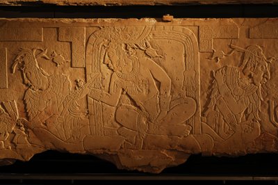Tempel 21 Thronbank, Schnitzerei von König Akhal Mo Nab, Palenque, Mexiko, 2005 (Foto) von Kenneth Garrett