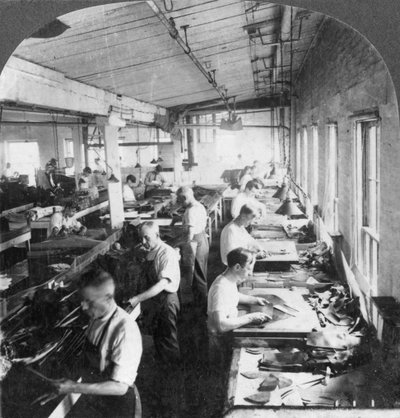 Arbeiter schneiden Leder für Schuhe in einer Fabrik, Lynn, Massachusetts, USA, 20. Jahrhundert von Keystone View Company