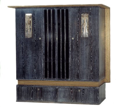 Möbel: Schrank mit Musik in schwarz lackierter Eiche, Goldholz, Silbermetall und Glas, hergestellt von Koloman Moser (1868-1918) 1904. Dim. 1,99 m. Paris, Musée d