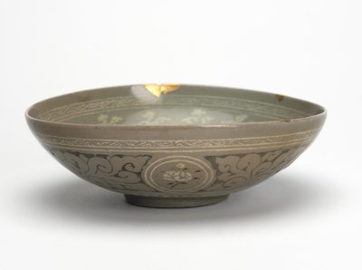 Schale mit Kranichen und Wolken, ca. 1150-1200 (celadonglasiertes Steinzeug) von Korean School