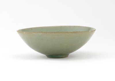 Schale mit geformtem Design von Fischen unter Wellen, Mitte des 12. Jahrhunderts von Korean School