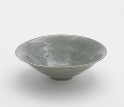 Schale mit geformtem Pfingstrosenranken-Design, erste Hälfte des 12. Jahrhunderts von Korean School
