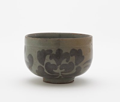 Tasse mit Pfingstrosenblüten-Design, erste Hälfte des 12. Jahrhunderts von Korean School