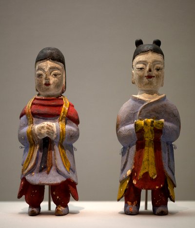 Figuren in Schamanenkostümen. Polychrome Holzstatuetten, koreanische Kunst von Korean School