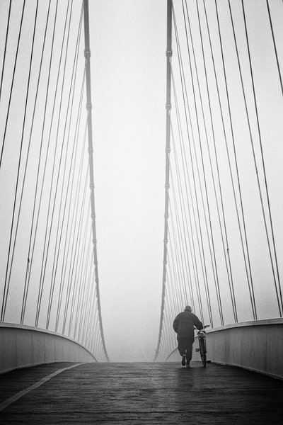 Einsamer Spaziergang auf der Brücke von Krunoslav Nevistic
