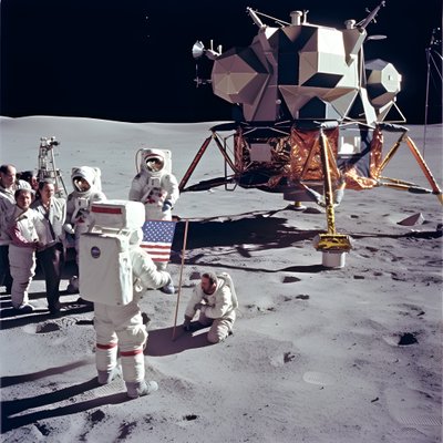 Gruppe von Menschen mit TV-Kamera, die die Fälschung des Apollo 11-Projekts zeigen sollen von Kurt Heppke
