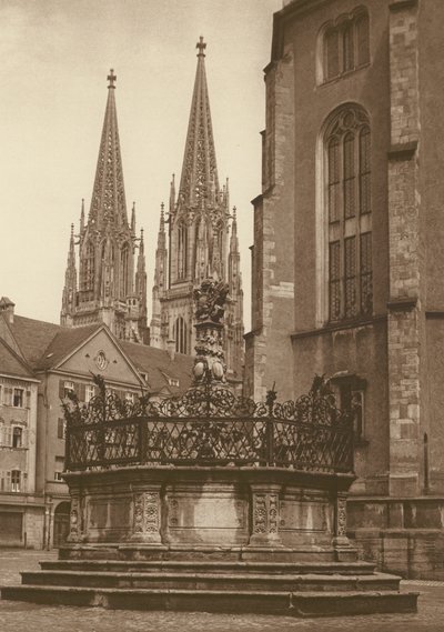 Regensburg, Brunnen von 1721 auf dem Neupfarrplatz und Domtürme von Kurt Hielscher