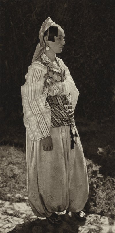 Jugoslawien: Prizren, Frauen in Nationaltracht von Kurt Hielscher