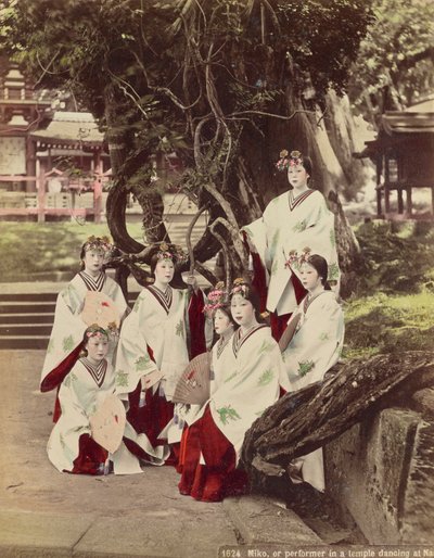 Miko oder Tanzaufführung in einem Tempel in Nara von Kusakabe Kimbei