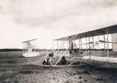 Leon Bollee arbeitet am Flugzeug der Gebrüder Wright, um 1909 von Leon Bollee
