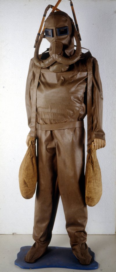 Modell eines Anzugs nach dem Entwurf von Leonardo da Vinci (1452 - 1519). Museum für Wissenschaft und Technik, Mailand von Leonardo da (after) Vinci