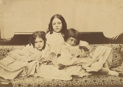 Edith, Ina und Alice Liddell auf einem Sofa, Sommer 1858 von Lewis Carroll